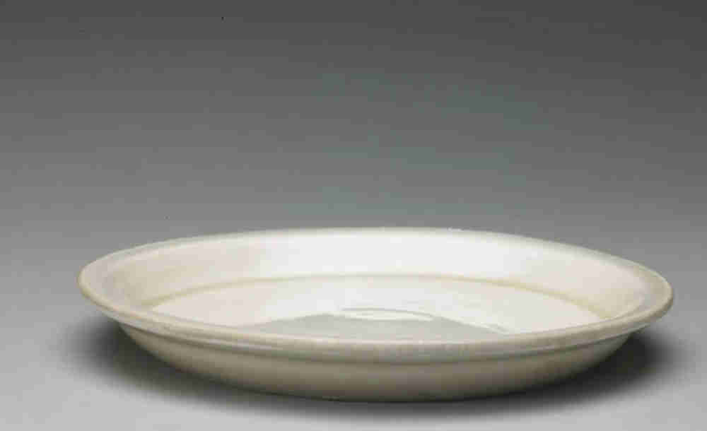 北宋時(shí)期定窯白釉描金折沿盤，展現(xiàn)了定窯高超的描金技術(shù).jpg