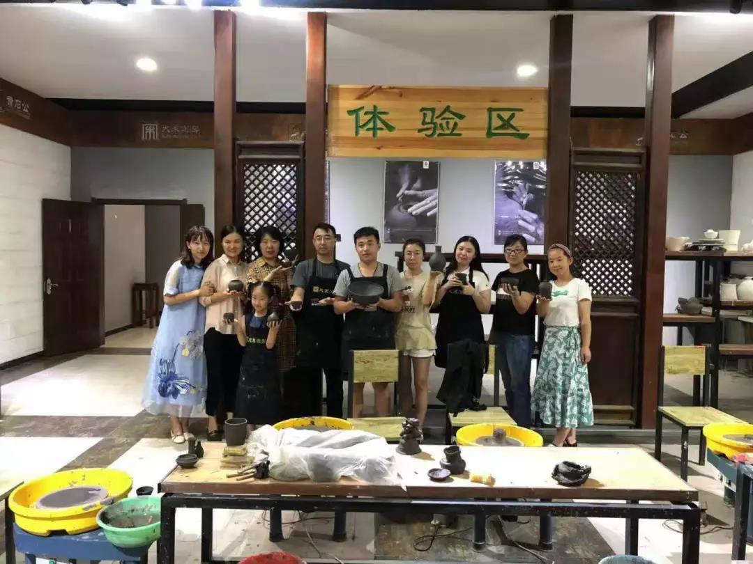 旋轉(zhuǎn)的藝術(shù)——大宋定窯傳統(tǒng)拉坯體驗(yàn)活動(dòng)(圖4) 旋轉(zhuǎn)的藝術(shù)——大宋定窯傳統(tǒng)拉坯體驗(yàn)活動(dòng)(圖4)