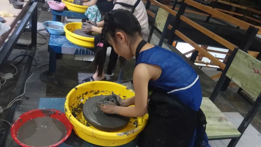 旋轉(zhuǎn)的藝術(shù)——大宋定窯傳統(tǒng)拉坯體驗(yàn)活動(dòng)(圖3) 旋轉(zhuǎn)的藝術(shù)——大宋定窯傳統(tǒng)拉坯體驗(yàn)活動(dòng)(圖3)