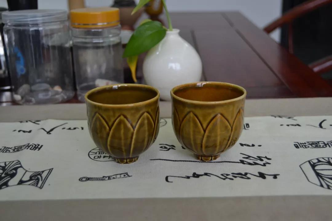 大宋定窯九瓣蓮花杯，如盛開的蓮花綻放在茶案之上