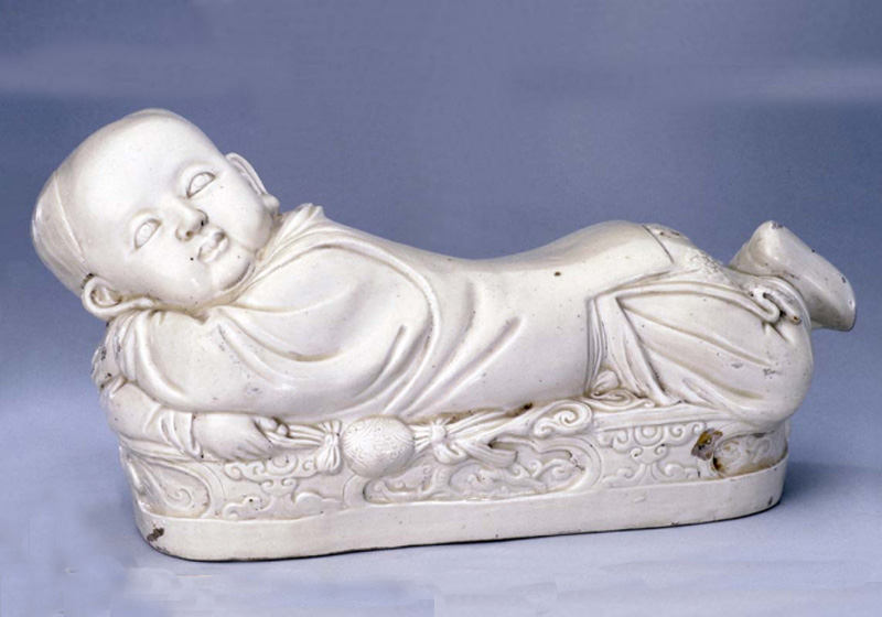 收藏于北京故宮的宋代定窯孩兒枕(國寶) 收藏于北京故宮的宋代定窯孩兒枕(國寶)