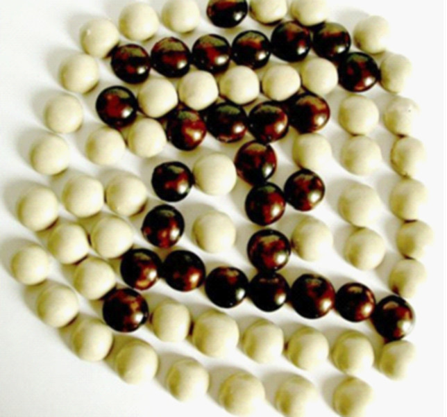 唐代定窯圍棋，其中黑棋子為黑定雛形