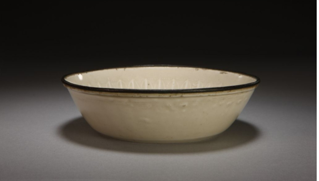 定窯白釉印花蟠螭花卉蓮瓣紋洗，運用了刻花、印花的裝飾手法