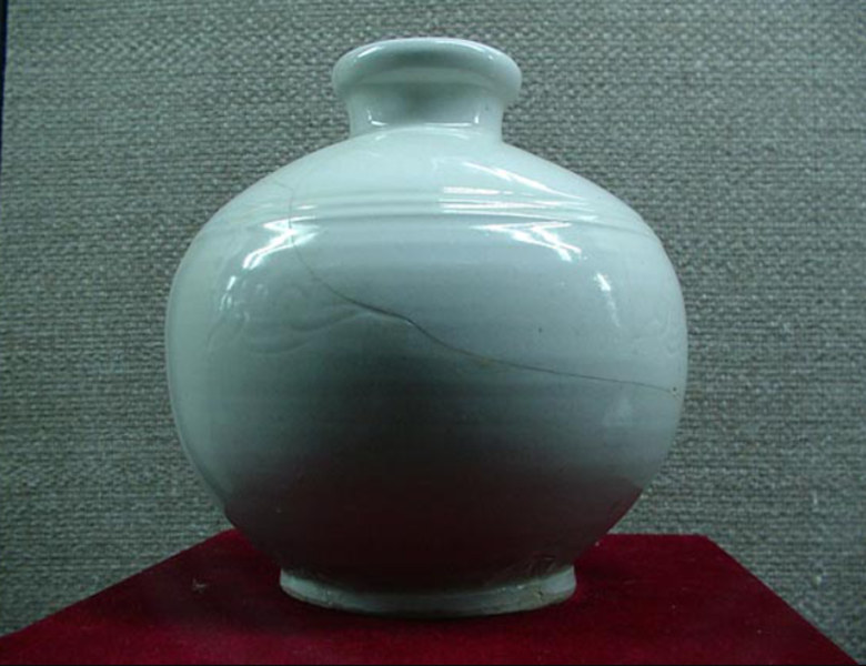 收藏于定州博物館的白釉劃花朵云紋球形瓶，瓶身上有明顯修復的痕跡