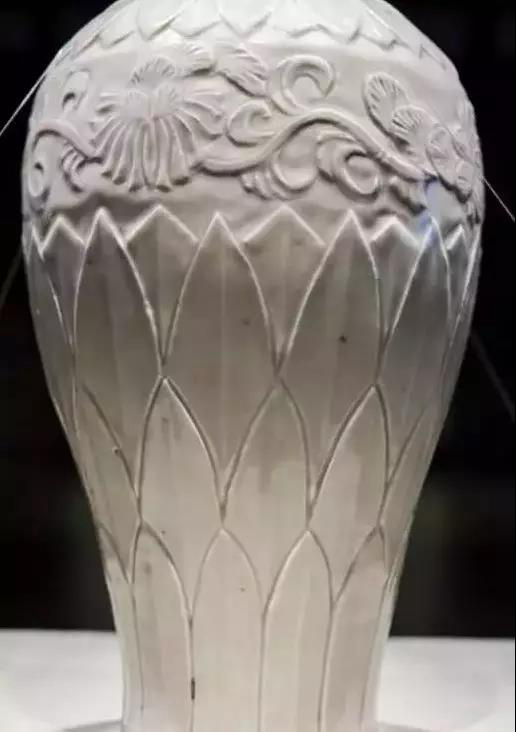 定窯白釉刻花龍首大凈瓶局部，集定窯藝術(shù)于一身