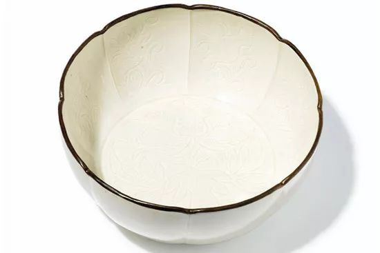 定窯劃花八棱大盌，曾被拍賣(mài)出天價(jià)