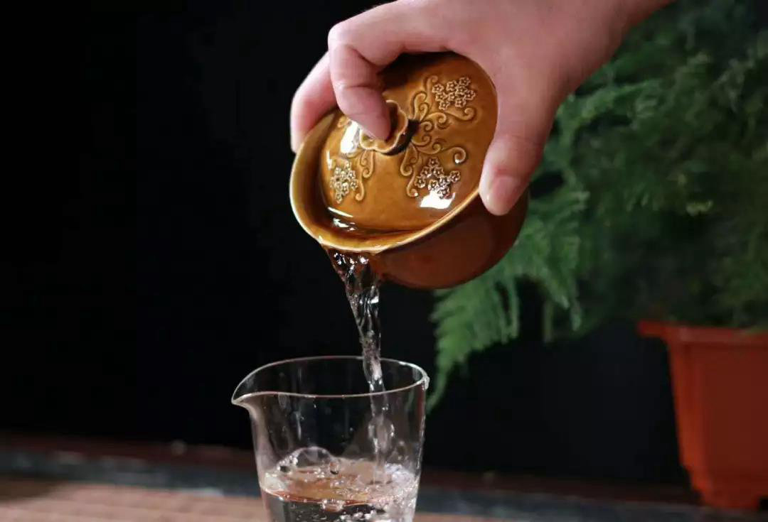 這款大宋定窯精心制作的蓋碗，杯蓋展現(xiàn)了印花工藝